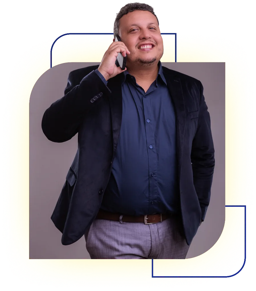 Thiago Braga ao telefone